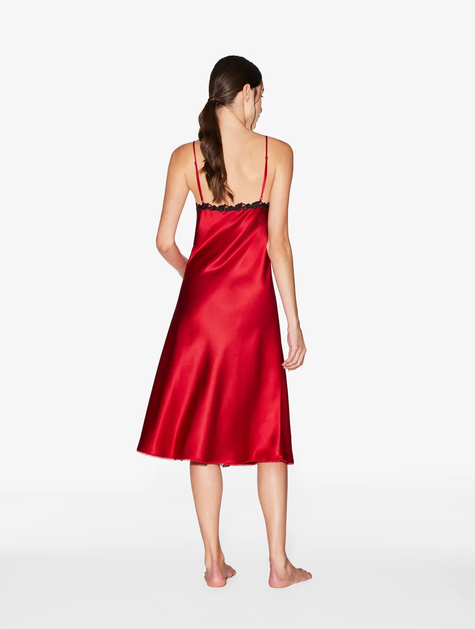 Chemise de nuit courte en satin de soie rouge rehaussée d’une broderie en guipure « frastaglio »